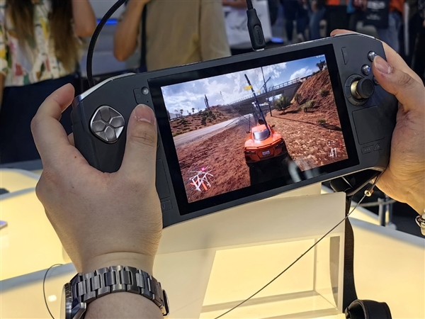 索泰首款掌機ZONE驚艷問世!獨一無二的OLED屏幕(圖8) 索泰首款掌機ZONE驚艷問世!獨一無二的OLED屏幕