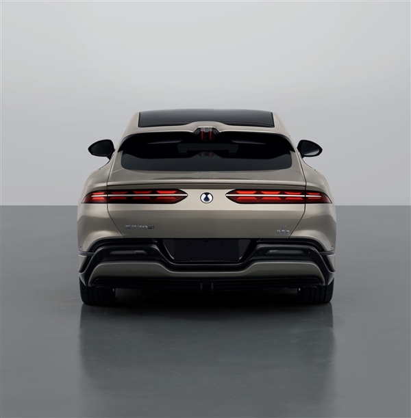 全面超越保時捷帕拉梅拉 騰勢Z9GT實車曝光:三電機(jī)965馬力(圖2) 全面超越保時捷帕拉梅拉 騰勢Z9GT實車曝光:三電機(jī)965馬力